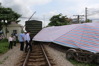 Thông tuyến đường sắt Bắc Nam sau gần 8 tiếng tê liệt vì lật tàu