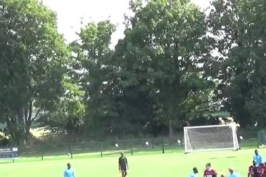 Trọng tài bị cầu thủ đấm túi bụi rồi xin lỗi do... mất trí