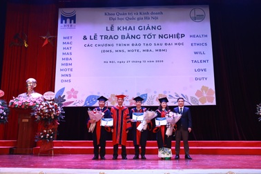 Khoa Quản trị và Kinh doanh khai giảng năm học mới và trao bằng tốt nghiệp