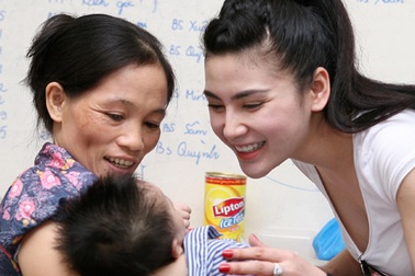 Quỳnh Hoa mang trung thu đến cho trẻ em nghèo