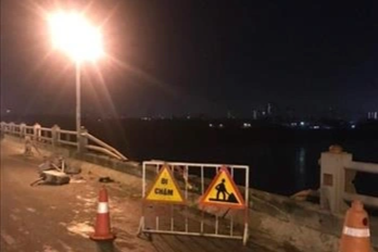 Vụ ô tô lao xuống sông, tài xế bơi vào bờ: Chưa ai tới nhận xe