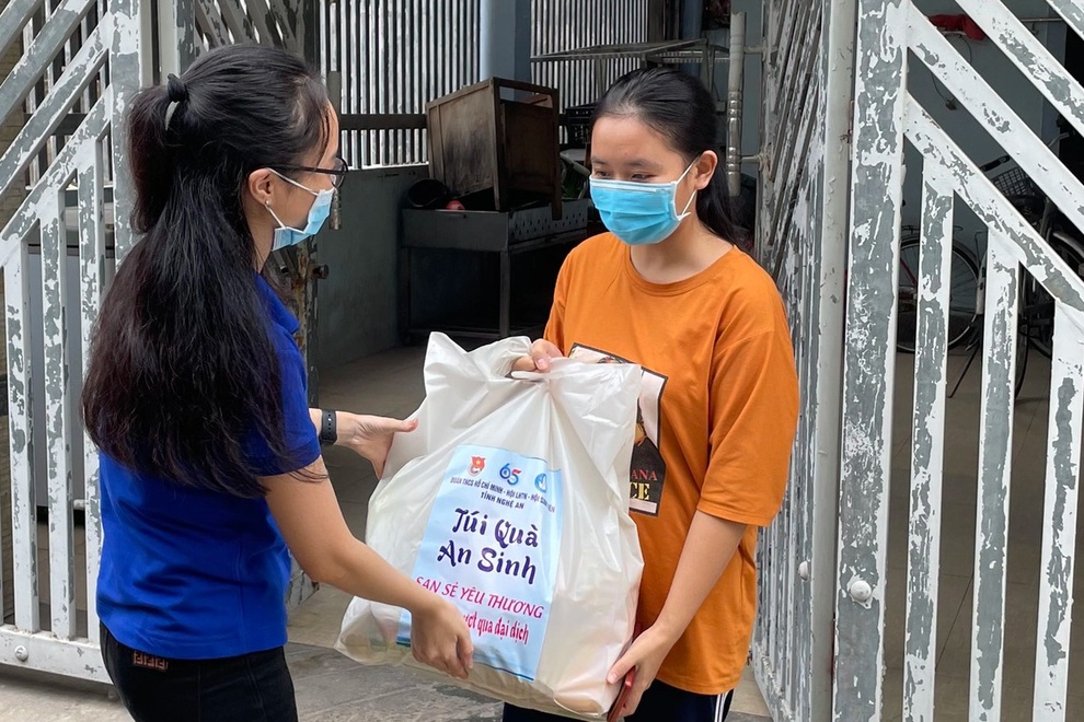 Trao 400 túi quà an sinh tới người dân, sinh viên ảnh hưởng dịch Covid-19 - 7 Trao 400 túi quà an sinh tới người dân, sinh viên ảnh hưởng dịch Covid-19 - 7