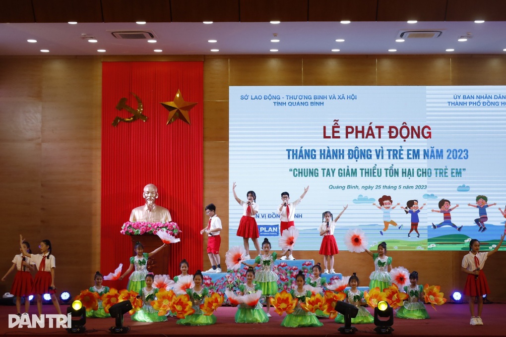 280 suất quà và học bổng dành tặng trẻ em nghèo, học sinh tiêu biểu - 1 280 suất quà và học bổng dành tặng trẻ em nghèo, học sinh tiêu biểu - 1