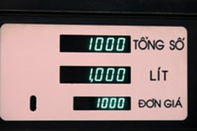 Xăng tăng giá, máy bán rối chữ 