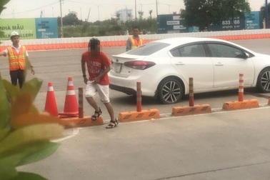 Ngăn chặn người đàn ông có biểu hiện bất thường lái ô tô qua hầm Thủ Thiêm