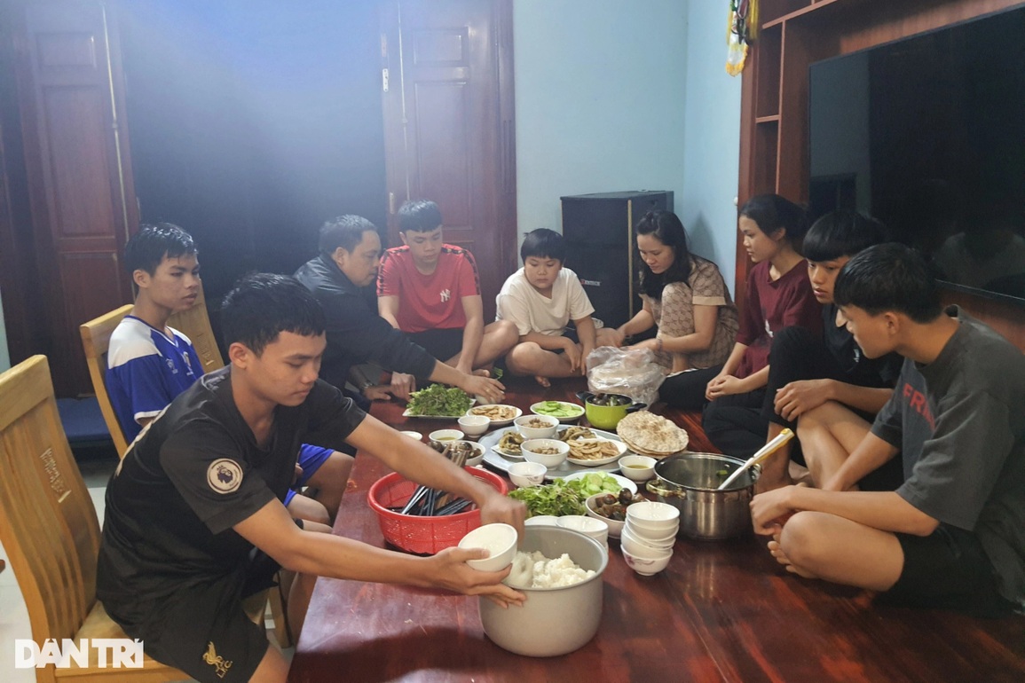 Mặc lời dị nghị, nữ cán bộ xã cưu mang, giúp học trò dân tộc đến trường - 2 Mặc lời dị nghị, nữ cán bộ xã cưu mang, giúp học trò dân tộc đến trường - 2