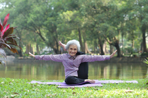 Cụ bà U90 ở Hà Nội tiết lộ bí quyết trẻ khỏe nhờ mỗi ngày tập 15 phút yoga