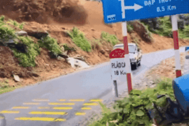 Khoảnh khắc tài xế ô tô thoát chết trong gang tấc khi qua điểm sạt lở