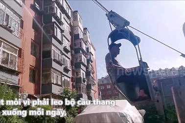 Cụ ông tự chế cáp treo lên căn hộ tầng 5 để khỏi leo cầu thang