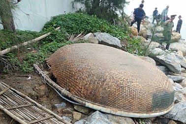 Lật thuyền thúng trên sông, 2 anh em mất tích