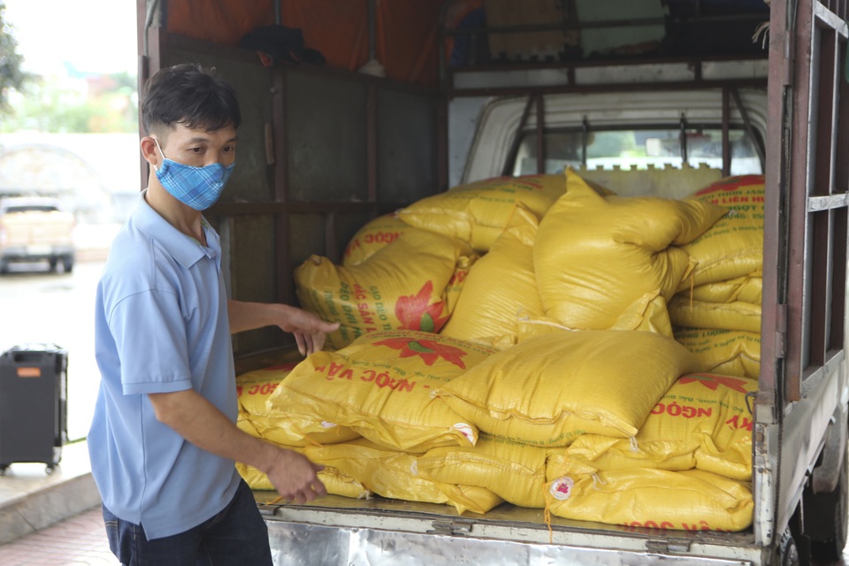 Hà Nội: Nhiều nhà hảo tâm đưa cả xe tải gạo tới cây ATM đặc biệt - 2 Hà Nội: Nhiều nhà hảo tâm đưa cả xe tải gạo tới cây ATM đặc biệt - 2