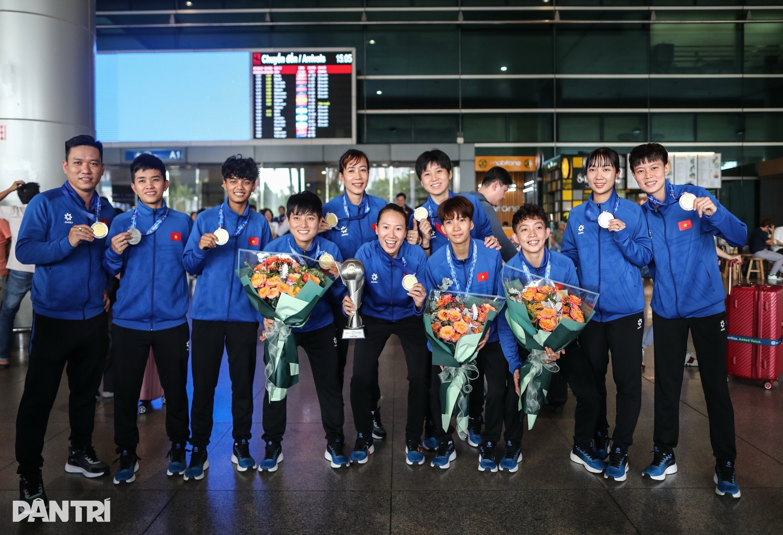 ក្រុមហ្វូតសាលនារីវៀតណាមនាំយកពានរង្វាន់ជើងឯកអាស៊ីអាគ្នេយ៍ត្រឡប់មកទីក្រុងហូជីមិញវិញ - 13 Đội tuyển futsal nữ Việt Nam mang cúp vô địch Đông Nam Á về đến TPHCM - 13