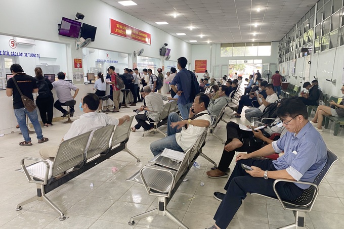 Người dân TPHCM vật vã làm giấy đăng ký xe vì nghẽn mạng - 4 Người dân TPHCM vật vã làm giấy đăng ký xe vì nghẽn mạng - 4