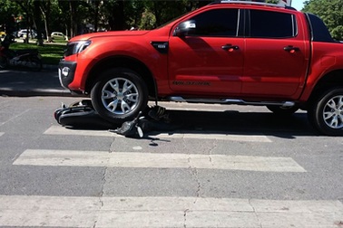 Hà Nội: Ô tô cuốn xe máy vào gầm, nạn nhân văng xa hàng mét