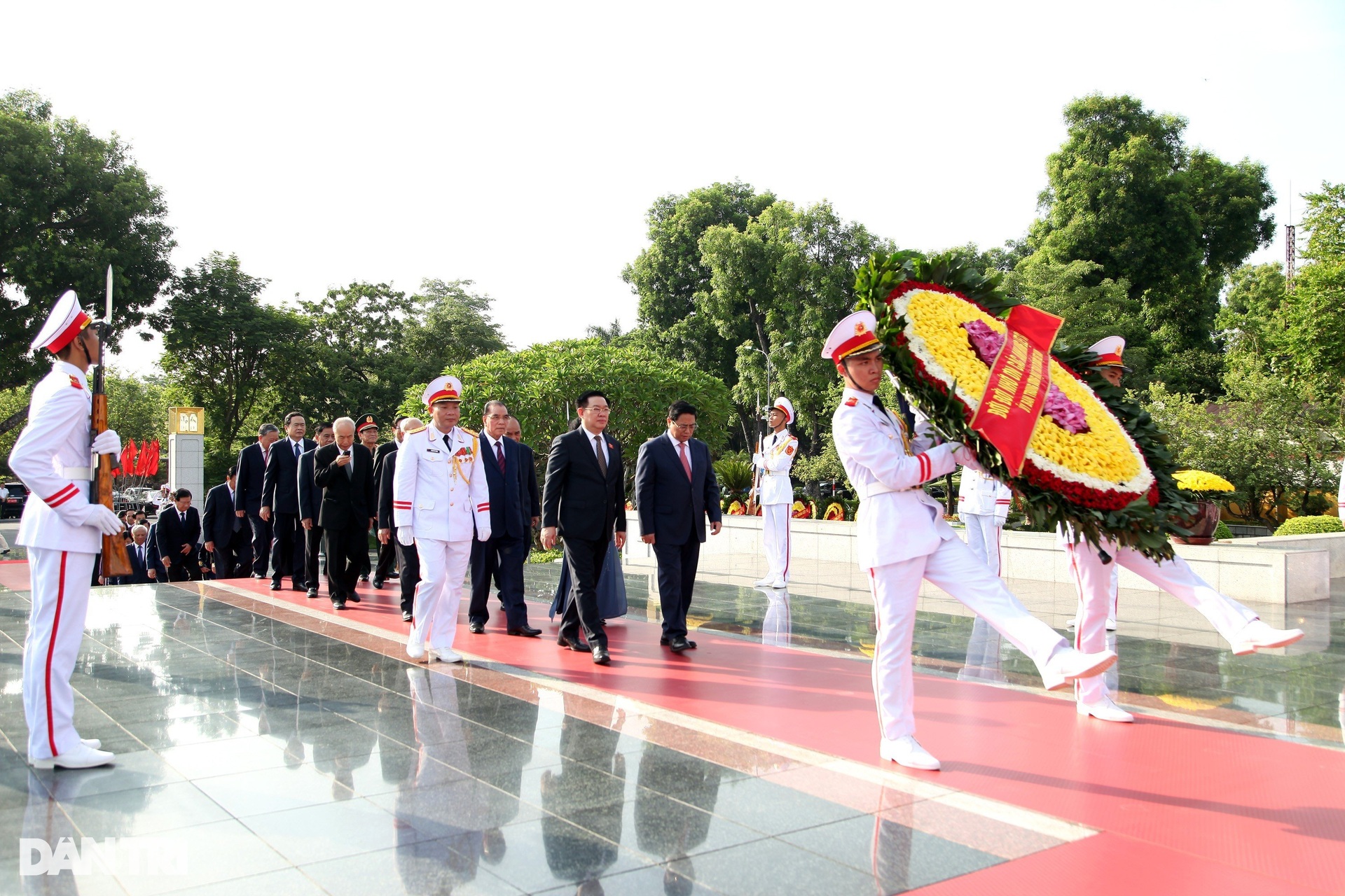 Lãnh đạo Đảng, Nhà nước dâng hương tưởng niệm các anh hùng liệt sĩ - 1 Lãnh đạo Đảng, Nhà nước dâng hương tưởng niệm các anh hùng liệt sĩ - 1
