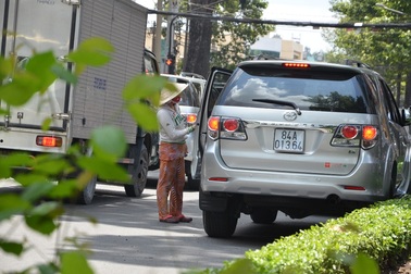 Đua nhau “cát cứ” đường phố, “trấn lột” tiền đậu xe ô tô
