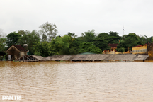 Nước dâng cao 2,5m, nhà chống lũ ngập trong lũ