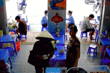Cụ bà câm điếc cầm 10.000 đồng vào ăn bún và hành động bất ngờ của chủ quán