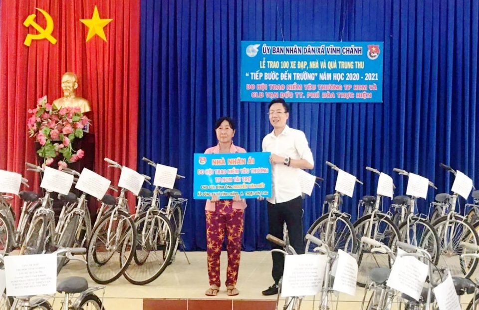 An Giang: Trao tặng 100 chiếc xe đạp cho học sinh nghèo - 2 An Giang: Trao tặng 100 chiếc xe đạp cho học sinh nghèo - 2