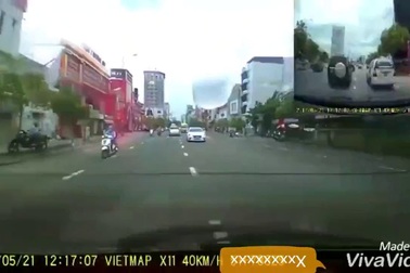 Xe máy dừng giữa đường bị ô tô hất tung