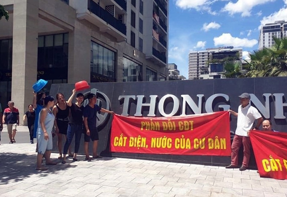 Hà Nội: Hàng chục hộ dân bị cắt nước giữa lúc nắng nóng 40 độ - 1 Hà Nội: Hàng chục hộ dân bị cắt nước giữa lúc nắng nóng 40 độ - 1