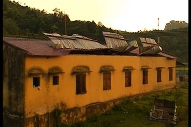 Mưa đá, lốc xoáy tốc mái 35 căn nhà