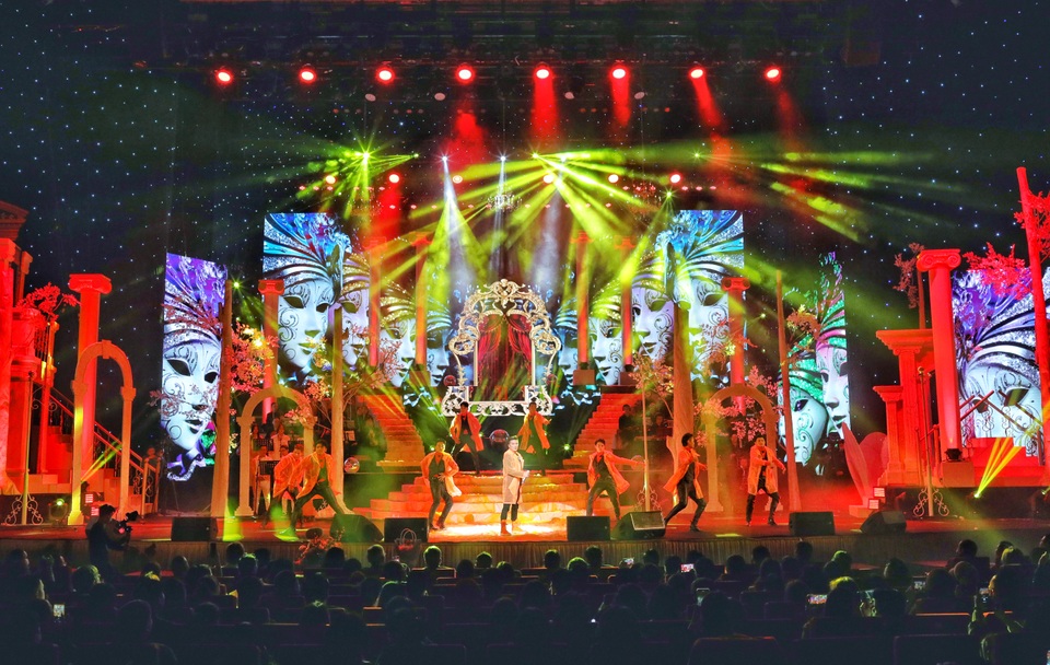 Hồ Quỳnh Hương biểu diễn trên sân khấu gây bất ngờ với khán giả Thủ đô - 9