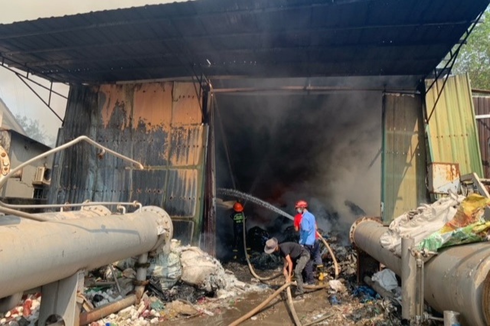 20 tấn vải phế liệu bỗng nhiên bốc cháy dữ dội - 1