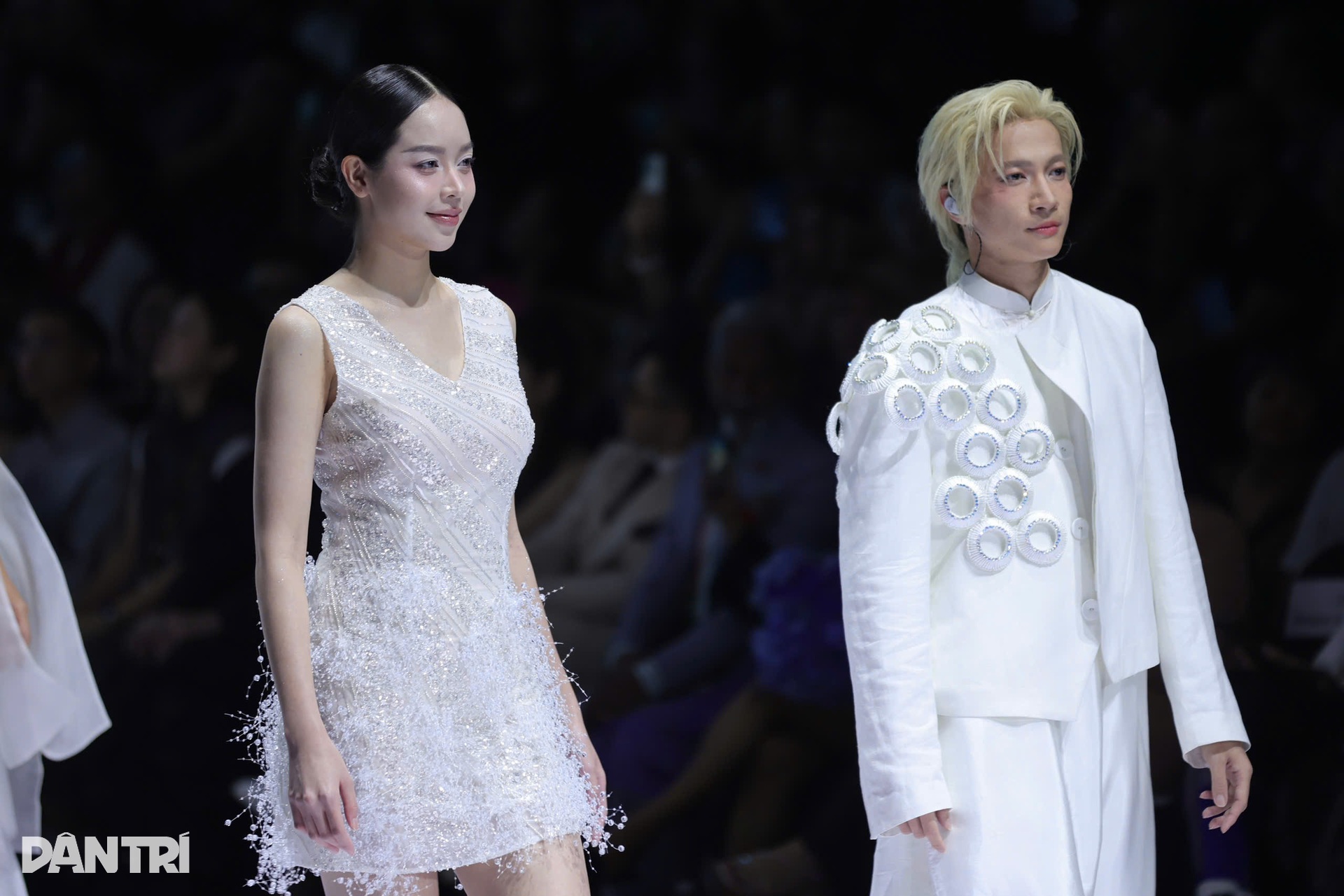 Hoa hậu Thanh Thuỷ làm vedette, khoe chân dài miên man ở tuần lễ thời trang - 5