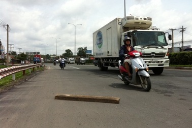 Trượt khúc gỗ, một phụ nữ bị xe container cán chết