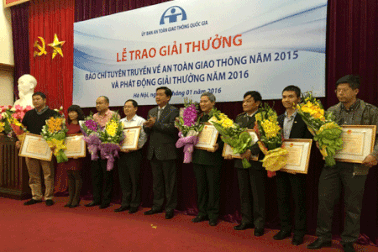 Báo Dân trí được Chủ tịch Ủy ban ATGT Quốc gia tặng Bằng khen