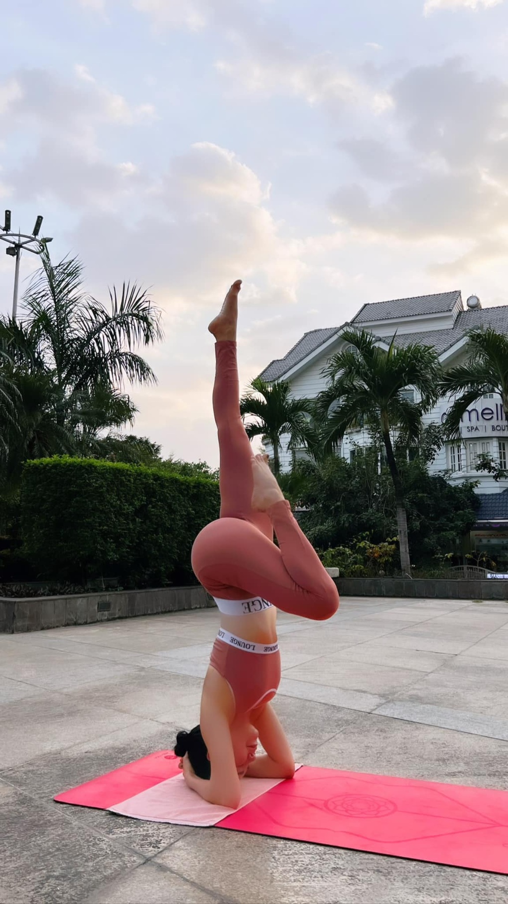 Mẹ một con Trà Ngọc Hằng khoe 3 vòng nóng bỏng với tư thế yoga khó - 6 Mẹ một con Trà Ngọc Hằng khoe 3 vòng nóng bỏng với tư thế yoga khó - 6