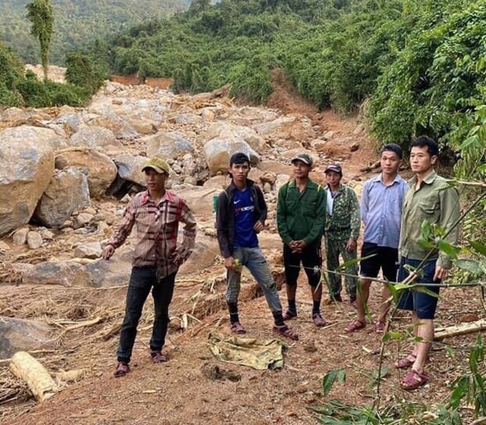 Vụ sạt lở vùi lấp lán trại của 4 người đi rừng: Tìm thấy cả 4 thi thể - 1 Vụ sạt lở vùi lấp lán trại của 4 người đi rừng: Tìm thấy cả 4 thi thể - 1