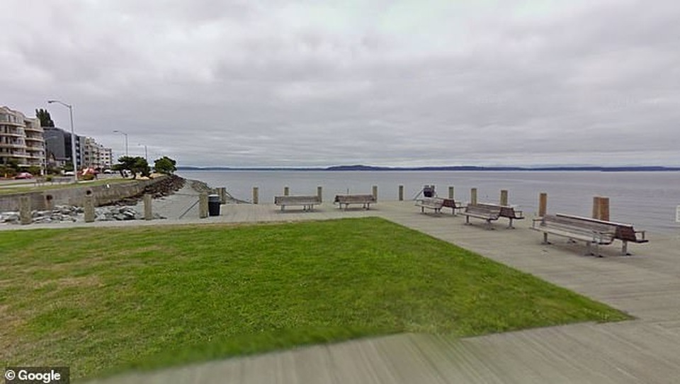 Cả nhóm ra biển chơi, giật mình phát hiện chiếc vali bốc mùi hôi thối - 1 Cả nhóm ra biển chơi, giật mình phát hiện chiếc vali bốc mùi hôi thối - 1