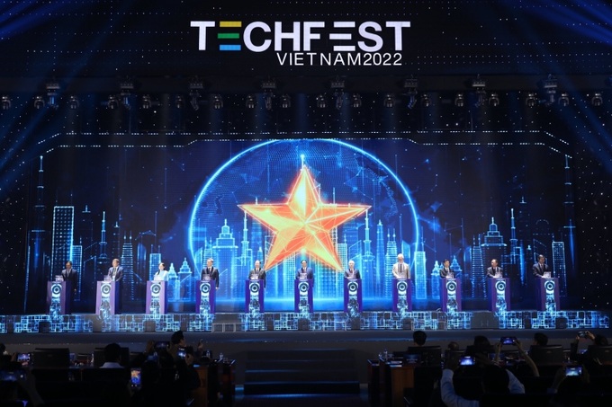 Đại biểu thực hiện nghi thức ghi nhận Dấu ấn Techfest Vietnam 2022.