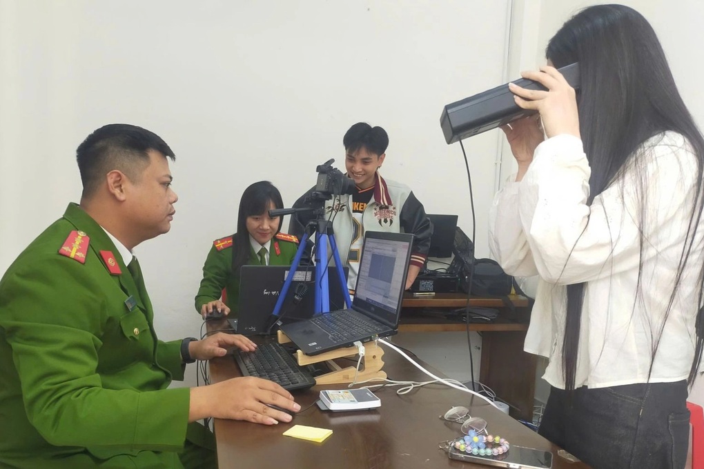 Công an làm việc xuyên Tết, giải quyết hàng trăm hồ sơ cho người dân - 1 Công an làm việc xuyên Tết, giải quyết hàng trăm hồ sơ cho người dân - 1