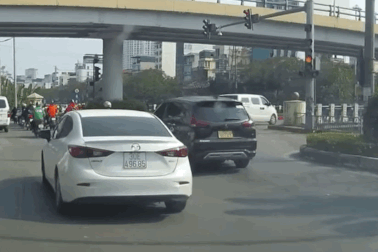 Dừng chờ đèn đỏ, xe máy bị ô tô xô ngã đáng sợ