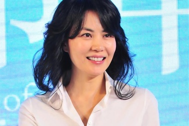 Vương Phi trẻ đẹp hơn từ khi nối lại với Tạ Đình Phong