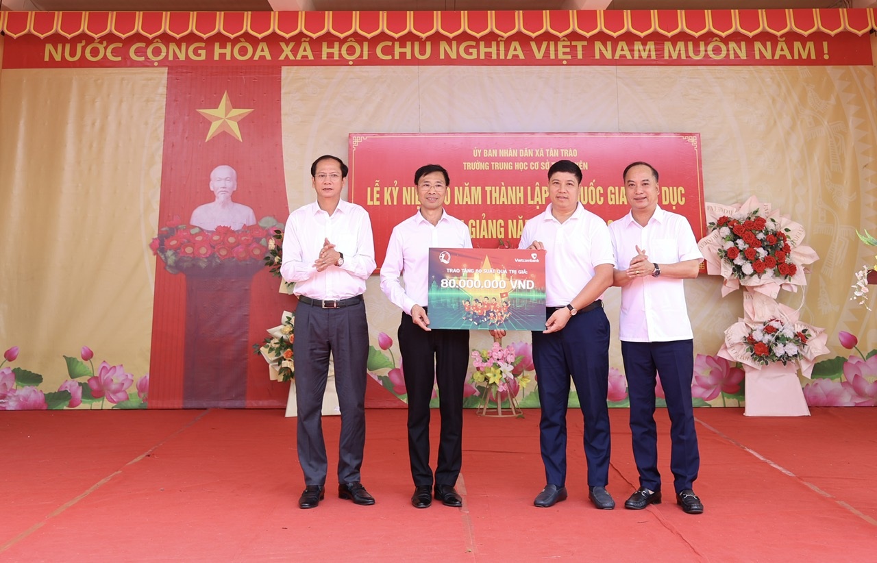 Vietcombank trao 8.000 suất học bổng “Cùng em tiến bước” cho học sinh nghèo vượt khó - 1
