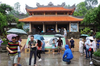 Du khách Trung Quốc “đội mưa” khám phá Nha Trang