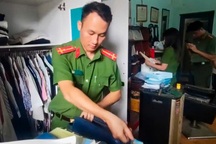 Khám xét nhà của đối tượng chuyên kêu gọi từ thiện ở Điện Biên