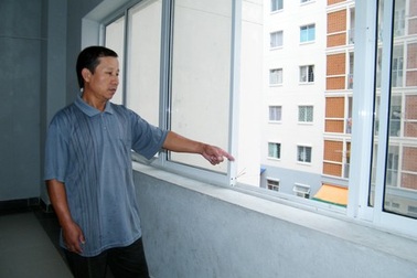 Trèo cửa sổ xem múa lân, cháu bé 5 tuổi rơi từ tầng 3