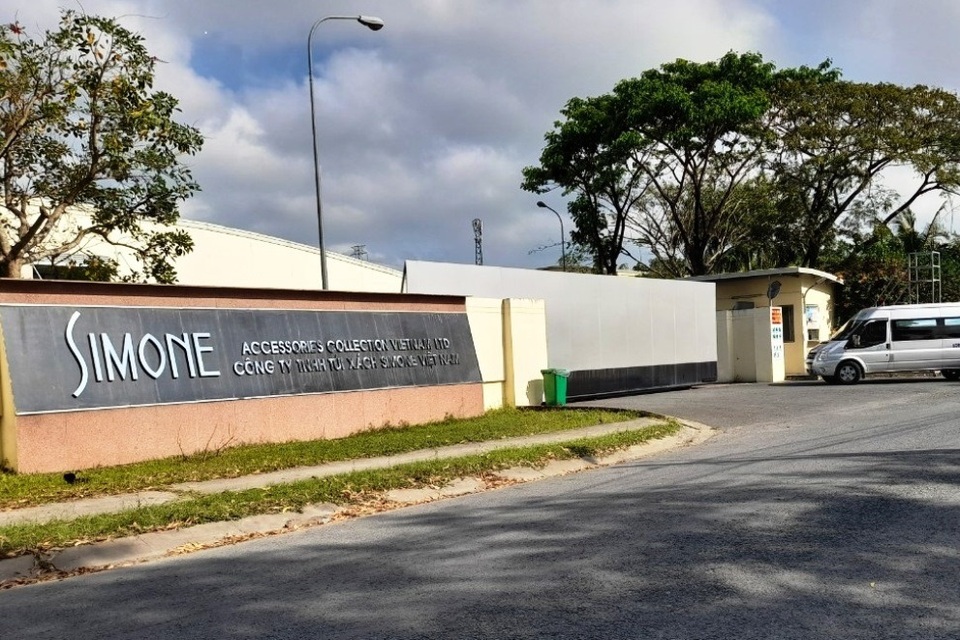 Công nhân Công ty Simone đi làm lại sau khi lương tăng 250.000 đồng/người - 1 Công nhân Công ty Simone đi làm lại sau khi lương tăng 250.000 đồng/người - 1