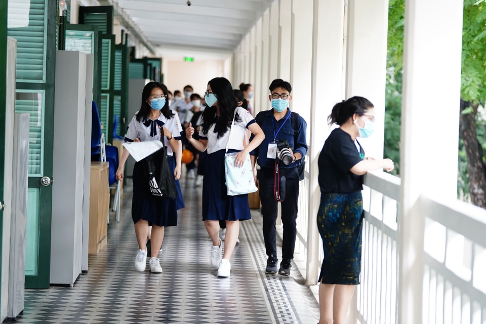 117343771_338657567300756_4972751606386635470_n.jpg thí sinh có mặt sớm làm thủ tục dự thi
