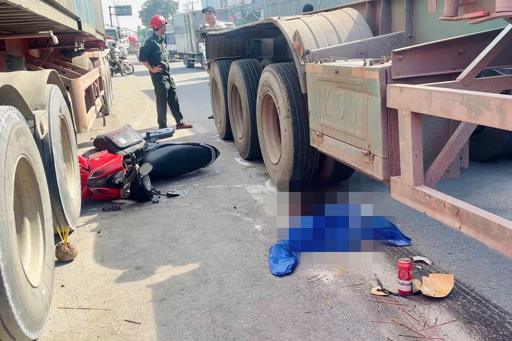 Nữ sinh lớp 9 tử vong trên đường đi học ở TPHCM - 1 Nữ sinh lớp 9 tử vong trên đường đi học ở TPHCM - 1