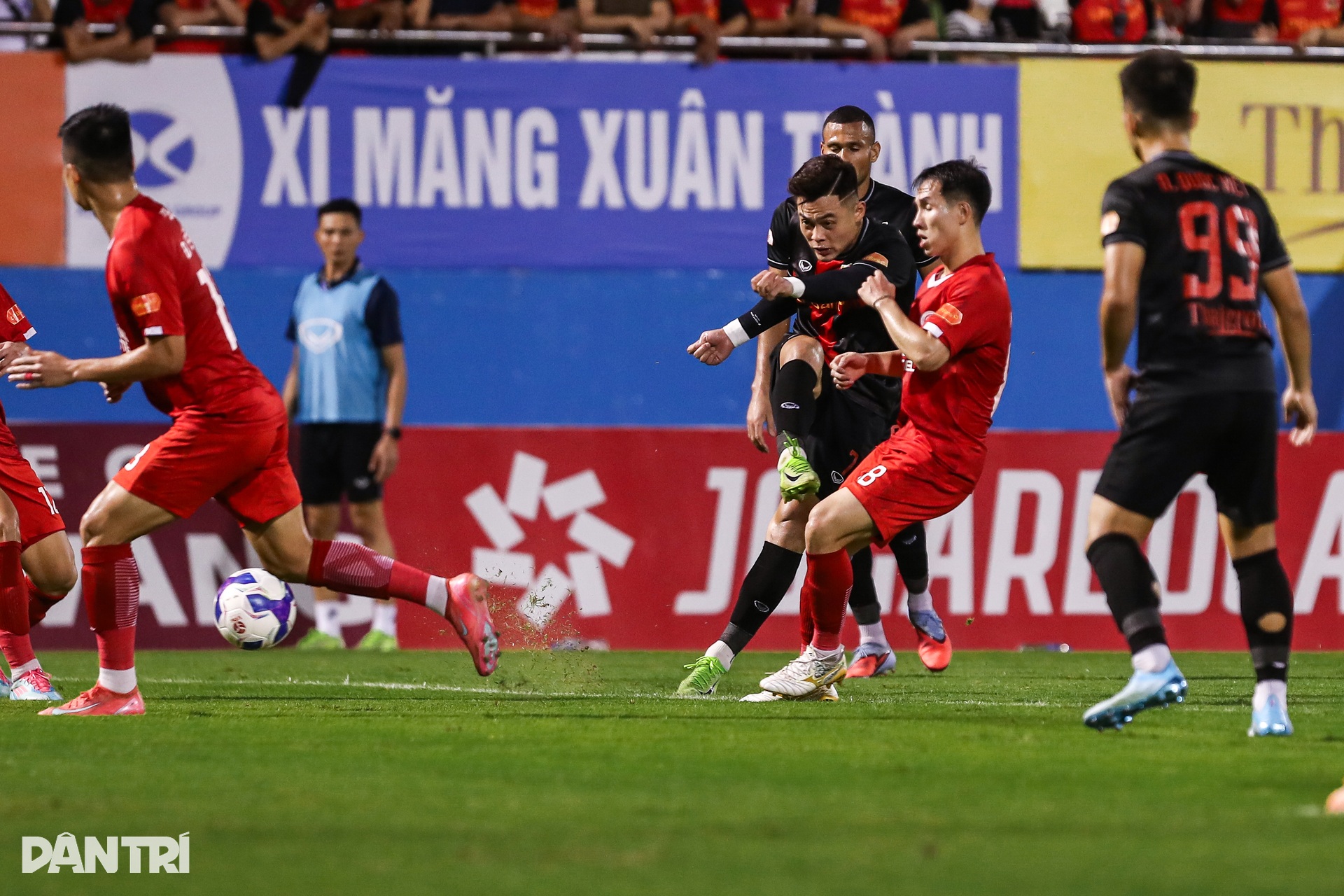 Màn trình diễn của Hoàng Đức trong ngày gặp lại đội bóng cũ - 10 Màn trình diễn của Hoàng Đức trong ngày gặp lại đội bóng cũ - 10