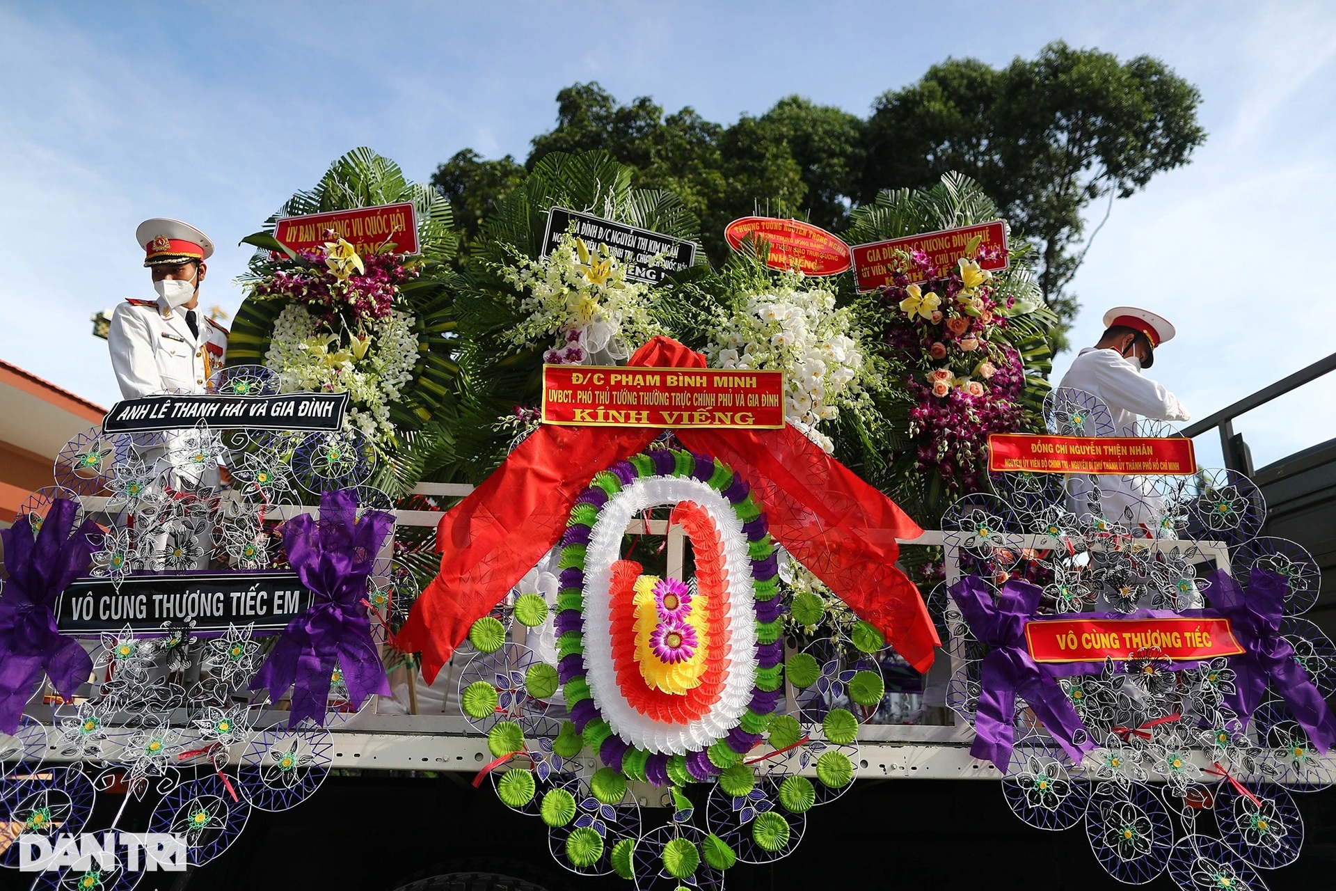 Người dân TPHCM tiễn đưa Phó Chủ tịch Lê Hòa Bình về nơi an nghỉ cuối cùng - 15 Người dân TPHCM tiễn đưa Phó Chủ tịch Lê Hòa Bình về nơi an nghỉ cuối cùng - 15