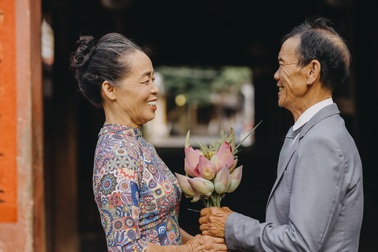 Bộ ảnh của cặp đôi U80 khiến giới trẻ phải ghen tỵ