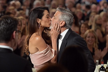 Vợ chồng George Clooney hôn nhau say đắm