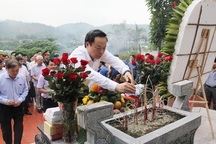 Phó Chủ tịch Quốc hội Phùng Quốc Hiển viếng nghĩa trang liệt sỹ Lào Cai